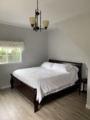 4 bedrooms, desk, iron/ironing board, travel cot