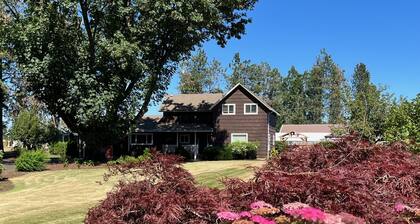 Charming turn of the century Farmhouse near Silver Falls State Park and wineries