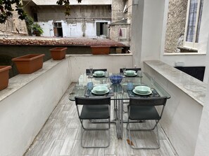 Outdoor dining - “The Royal Gallery Loft” in Historical Palace - downtown  (Napoli)