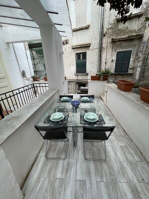 Outdoor dining - “The Royal Gallery Loft” in Historical Palace - downtown  (Napoli)