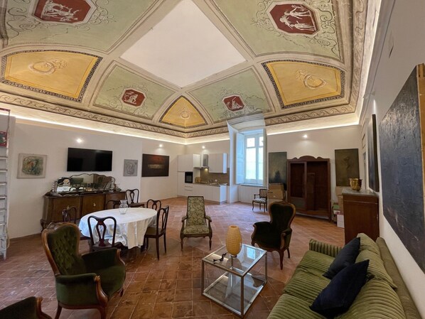 Smart TV, books, stereo - “The Royal Gallery Loft” in Historical Palace - downtown  (Napoli)