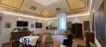 “The Royal Gallery Loft” in Historical Palace - downtown 