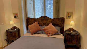 1 dormitorio, escritorio, tabla de planchar con plancha y cuna de viaje