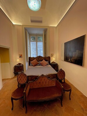 1 bedroom, desk, iron/ironing board, travel crib - “The Royal Gallery Loft” in Historical Palace - downtown  (Napoli)