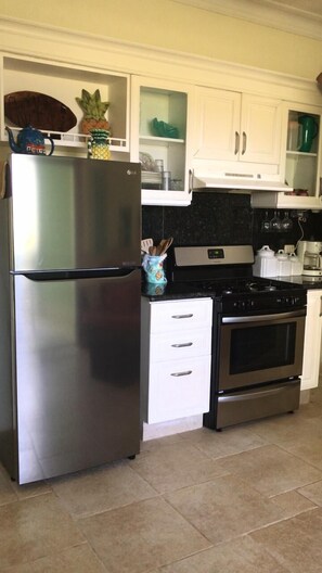 冷蔵庫、電子レンジ、オーブン、コンロ