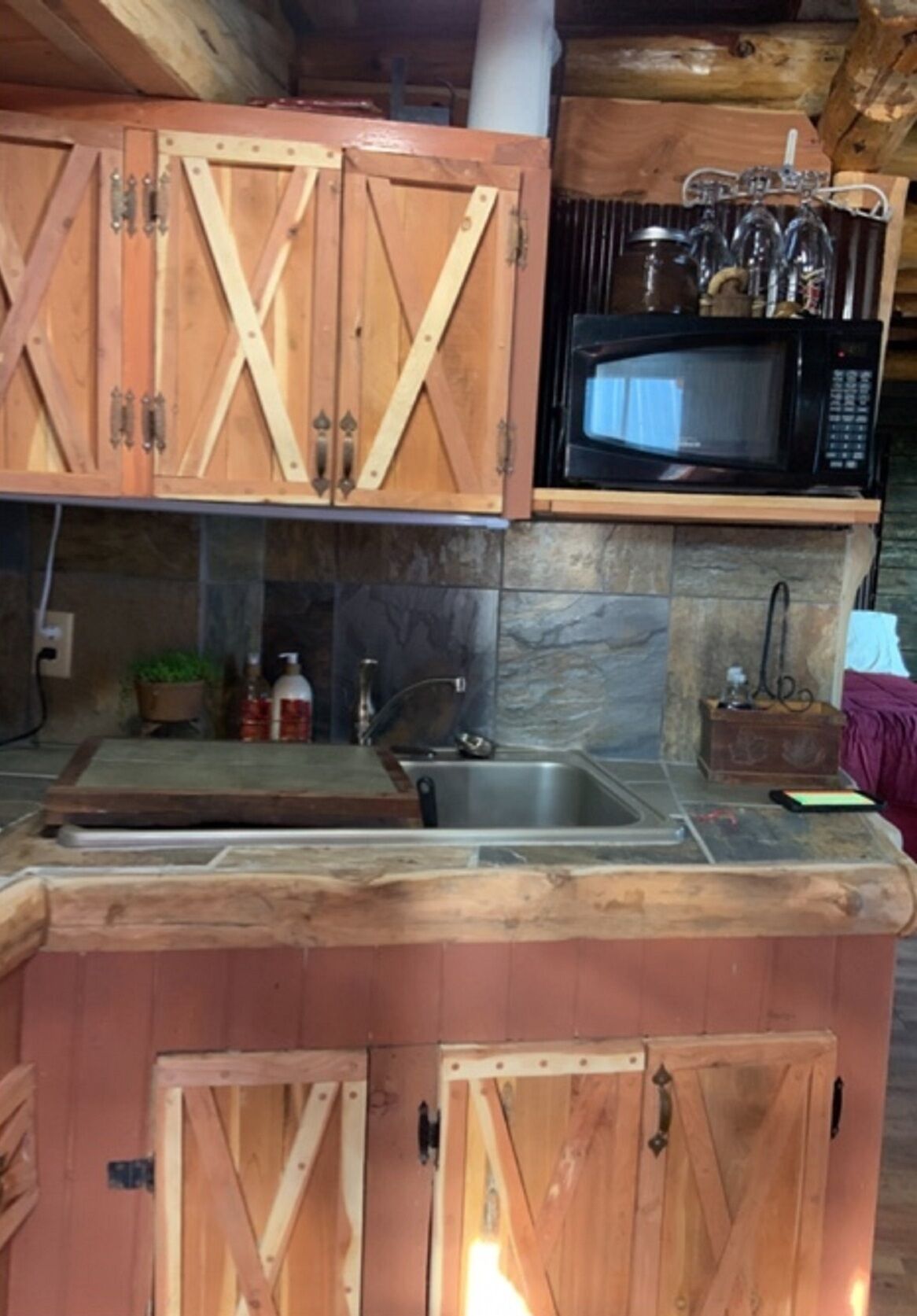 Kjøleskap, mikrobølgeovn, kokeplater og kaffetrakter/tekoker