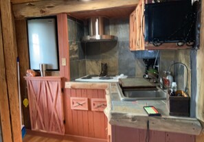 Réfrigérateur, micro-ondes, plaque de cuisson, cafetière/bouilloire