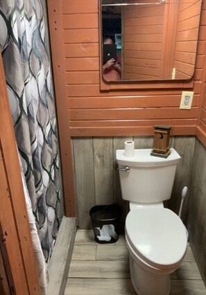 毛巾、肥皂、洗发水、卫生纸