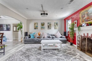 TV connectée, cheminée, jeux vidéo, lecteur de DVD