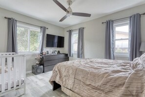 3 間睡房、書桌、熨斗/熨衫板、可攜式嬰兒床