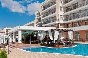 Bar junto a la piscina