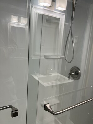 Ensemble baignoire-douche, séchoir à cheveux