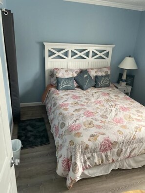 2 bedrooms, iron/ironing board, free WiFi - Wildwood - Walking Distance to Beach/Boardwalk, Rear Cottage (Wildwood)