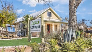 Un pequeño edificio de una sola planta con un letrero que dice Agave Cottages.
