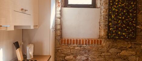 Réfrigérateur, four, plaque de cuisson, bouilloire électrique