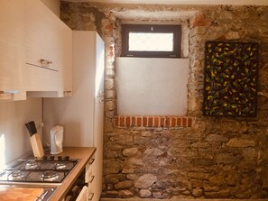 Réfrigérateur, four, plaque de cuisson, bouilloire électrique