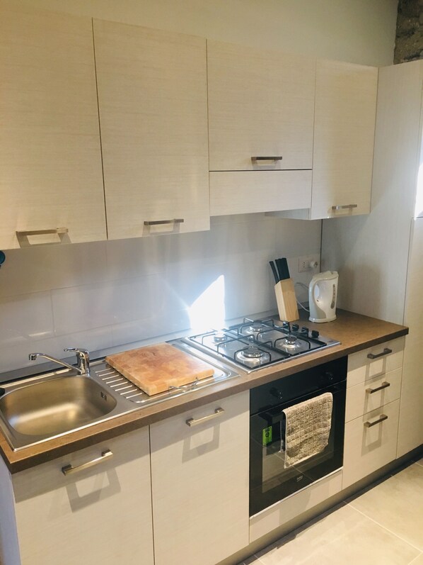 Jääkaappi, uuni, liesi, vedenkeitin