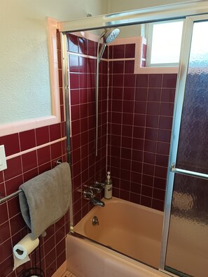 Combined shower/bathtub, hair dryer, towels