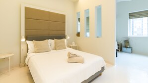 ห้องบิสซิเนสสตูดิโอสวีท | โต๊ะทำงาน, พื้นที่ทำงานแบบใช้แล็ปท็อป, ผ้าม่านกันแสง, ห้องเก็บเสียง