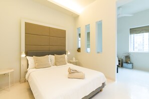 Business-Studiosuite | Individuell dekoriert, individuell eingerichtet, Schreibtisch