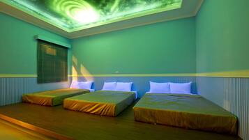 Family Room (6 people) | Desk, soundproofing, rollaway beds, free WiFi