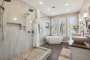 Combined shower/tub, jetted tub, towels