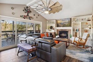 Flat-screen TV, fireplace, video games, DVD player - Gatlinburg Lodge with Arcade, Hoops, Hot tub & Walk to Downtown! (GATLINBURG)