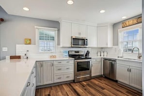 Coffee/tea maker, fridge, microwave, oven - Kemme is 2 blocks to beach; Easy Walk to community pool, hot tub (Duck)