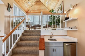 Interior - Kemme is 2 blocks to beach; Easy Walk to community pool, hot tub (Duck)