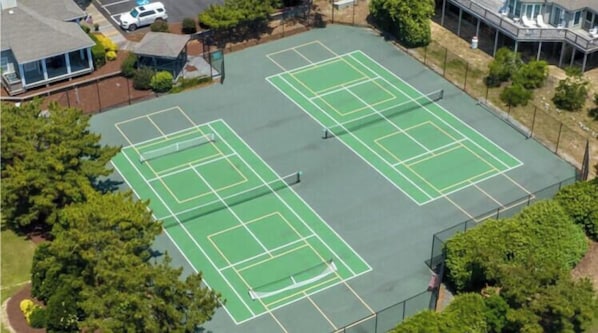 Sport court - Kemme is 2 blocks to beach; Easy Walk to community pool, hot tub (Duck)