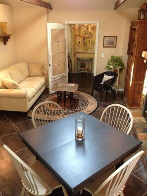 Interior - A Two Minute Walk To The Square!!!! (Franklin)