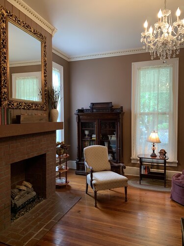 Kaksi minuutin kävelymatkan päässä Square !!