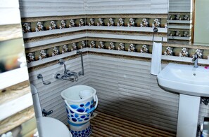 Habitación doble Deluxe | Baño | Regadera, pantuflas, toallas