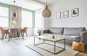 Suite – superior (incl. Cleaning Fee 133 EUR) | Oppholdsrom | Flatskjerm-TV