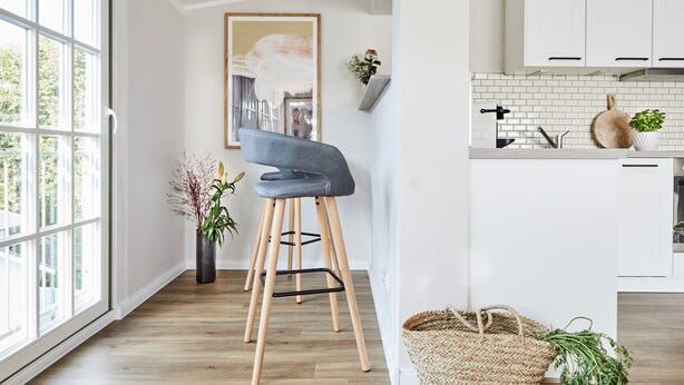 A modern kitchen with white cabinets, a wooden countertop, and a large window. - Villa Fortuna (Sellin)