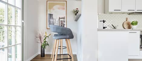 Suite (incl. Cleaning Fee 150 EUR) | Cuisine privée | Réfrigérateur, plaque de cuisson, lave-vaisselle, cafetière/bouilloire