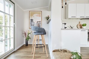 Phòng Suite (incl. Cleaning Fee 150 EUR) | Bếp riêng | Tủ lạnh, bếp nấu, máy rửa bát, dụng cụ pha cà phê/trà