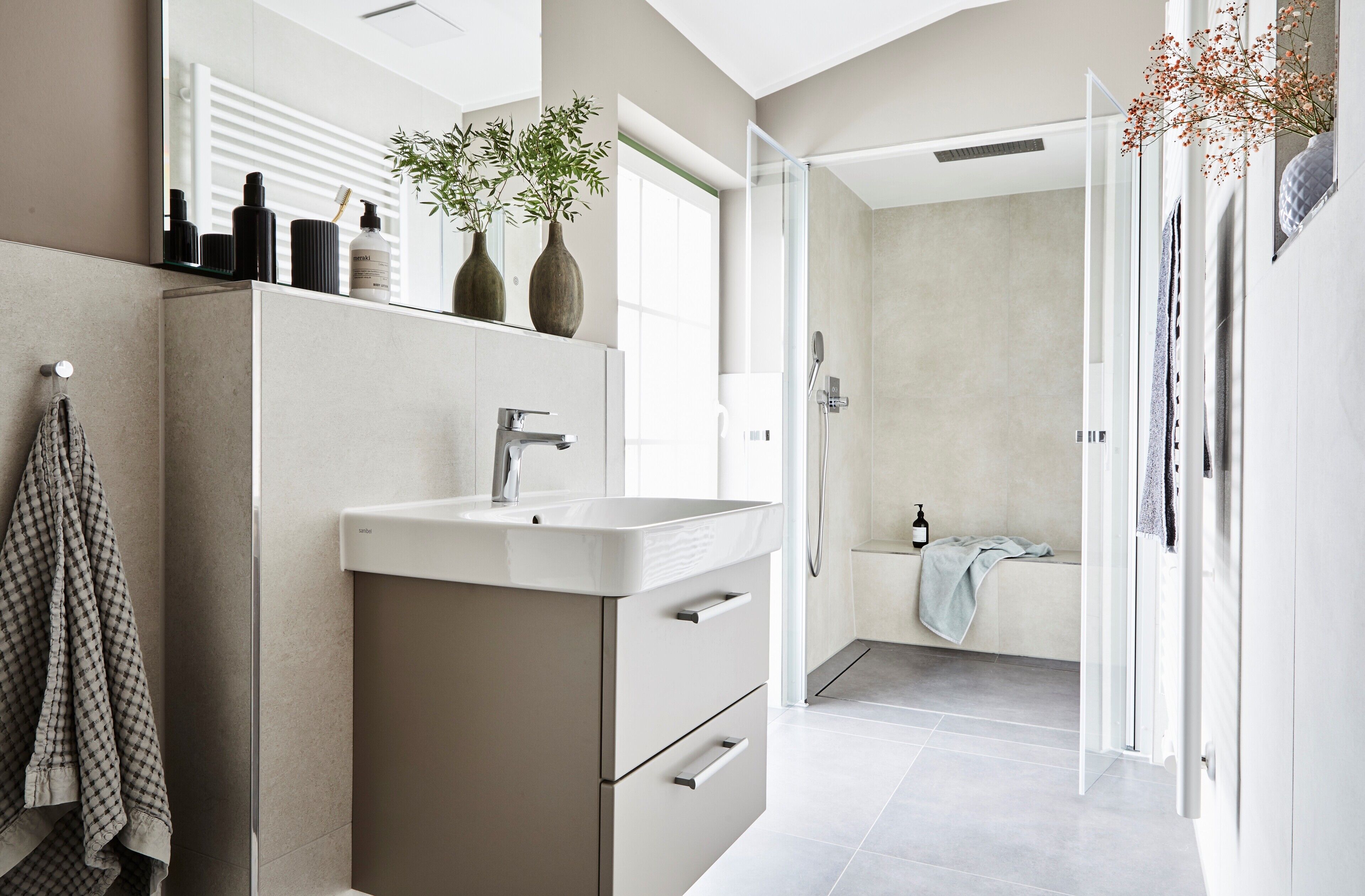 Suite (incl. Cleaning Fee 150 EUR) | Bagno | Doccia, asciugacapelli, asciugamani, carta igienica