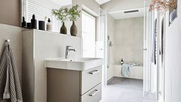 Rooftop Wellness Suite (inkl. Endreinigung 170EUR) | Bathroom | Shower, hair dryer, towels, toilet paper