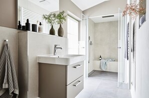 Rooftop Wellness Suite (inkl. Endreinigung 170EUR) | Bathroom | Shower, hair dryer, towels, toilet paper - Villa Fortuna (Sellin)