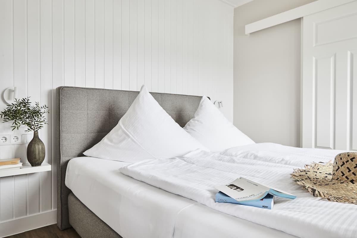 Junior Suite (incl. Cleaning Fee 87 EUR) | Iron/ironing board, WiFi (free), individually decorated, bed sheets