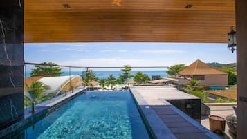 Royal Jacuzzi pool Suite Sea View | Peralatan tempat tidur hipoalergenik, bar mini percuma