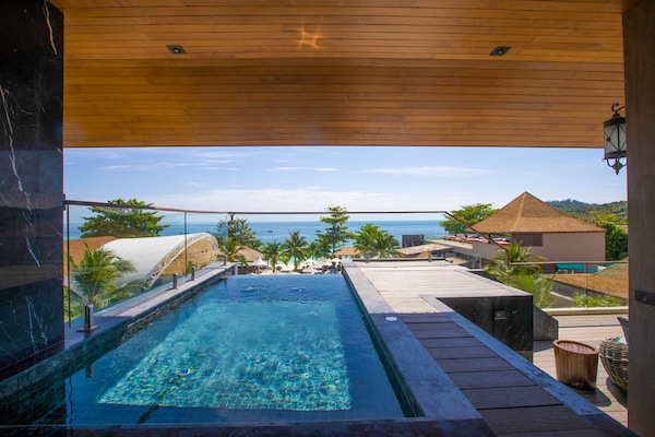 Royal Jacuzzi pool Suite Sea View