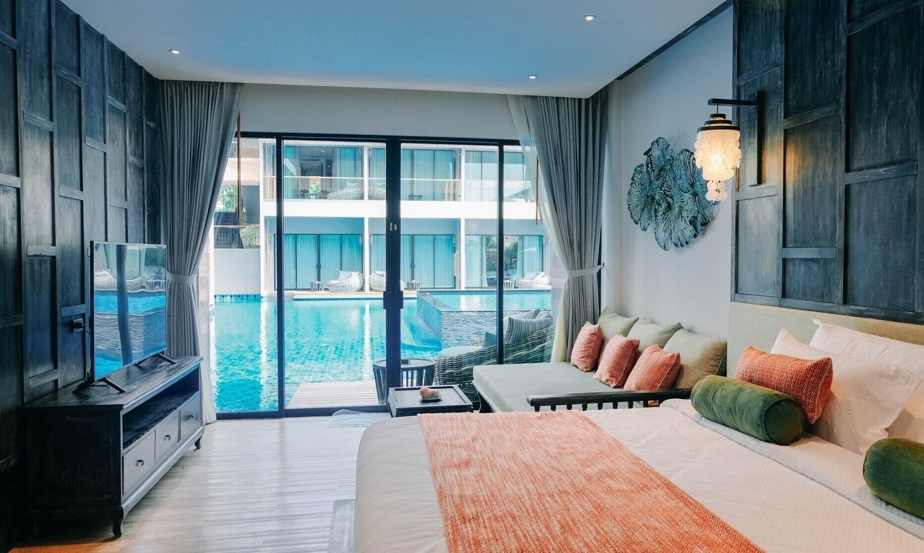 Deluxe Pool Access | Champagne service