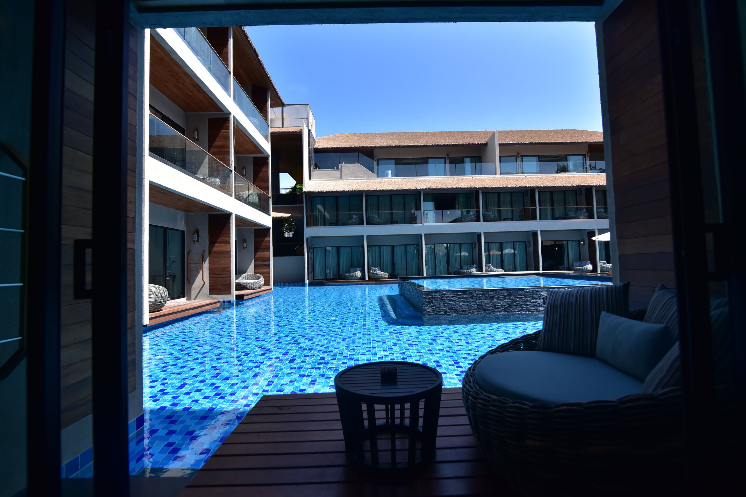 2 piscines extérieures, chaises longues