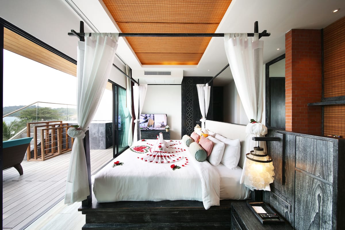 Jacuzzi pool suite honeymoon Sea view | Hypo-allergenic bedding, free minibar, in-room safe, free WiFi