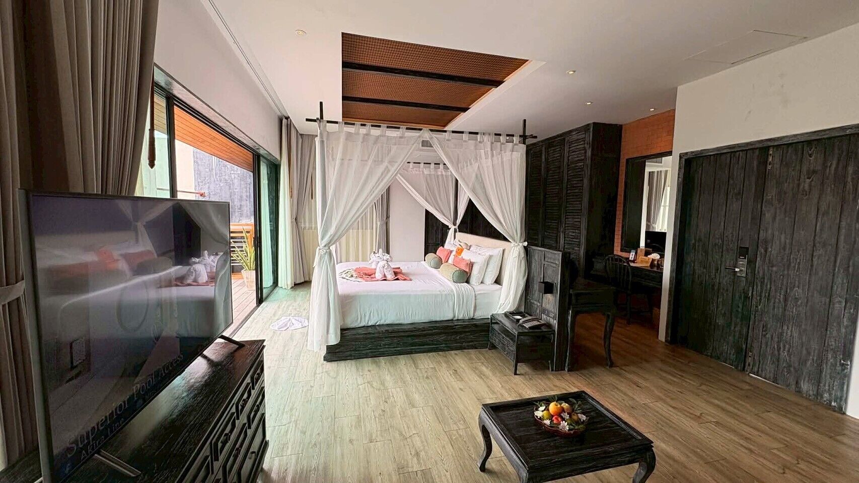 Family Jacuzzi Suite Pool View | Room amenity