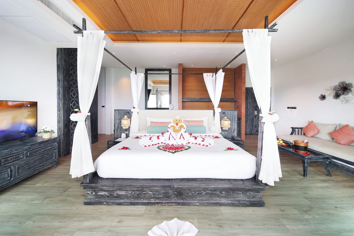 Tripple Jacuzzi Suite | Hypo-allergenic bedding, free minibar, in-room safe, free WiFi