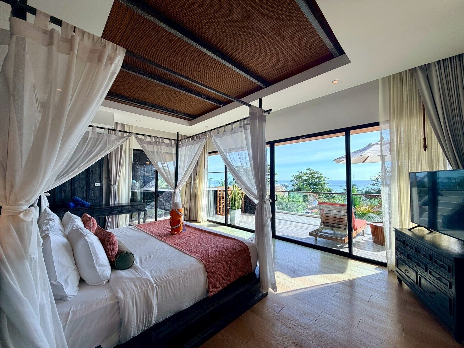 Royal Jacuzzi pool Suite Sea View | Room amenity
