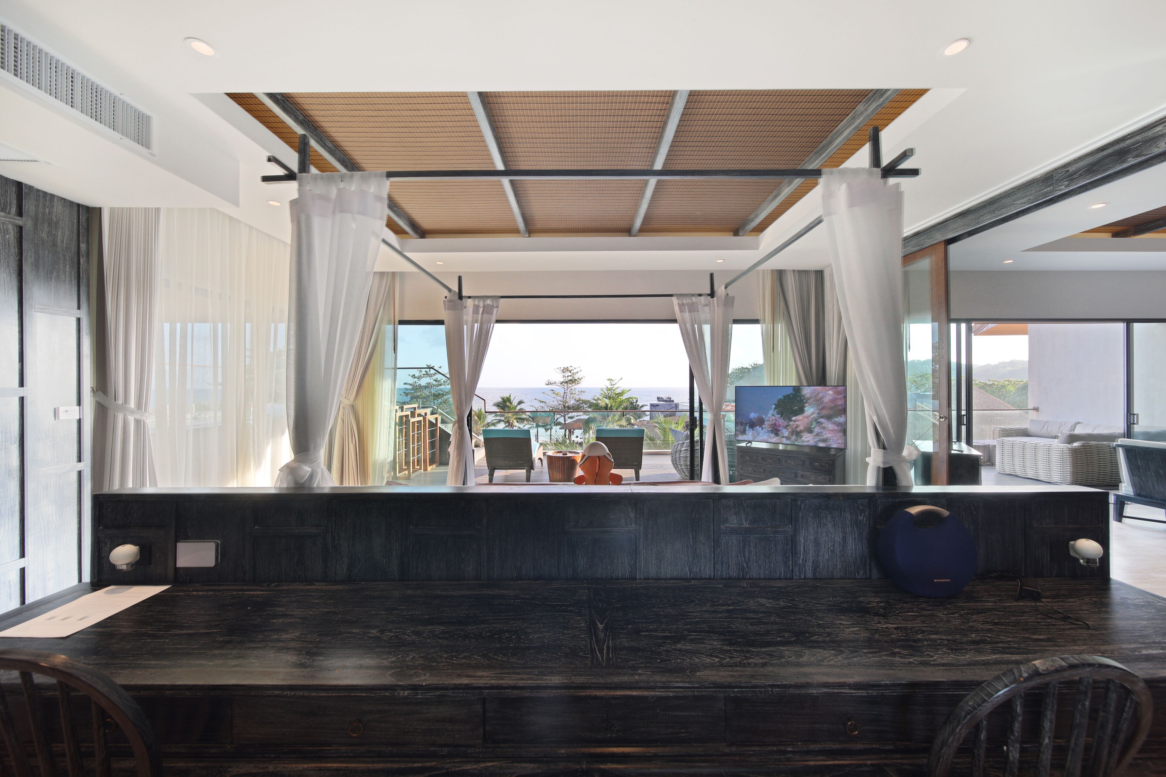 Royal Jacuzzi pool Suite Sea View | Free minibar, in-room safe, free WiFi, bed sheets